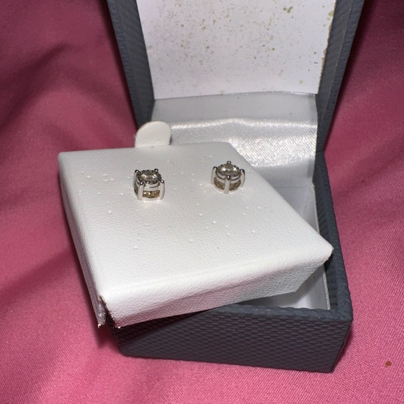 Diamond Multi Diamond Stone Stud Earrings 10K White Gold 1/2cttw - Picture 4 of 11